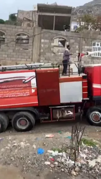 ضجة في تعز بسبب تفريغ حمولة عربة إطفاء قبيل وصولها إلى موقع الحريق.. وتوضيح رسمي يكشف السبب (فيديو)